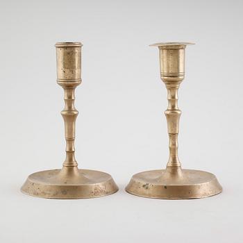 LJUSSTAKAR, 2 st snarlika, mässing, 1700-tal.