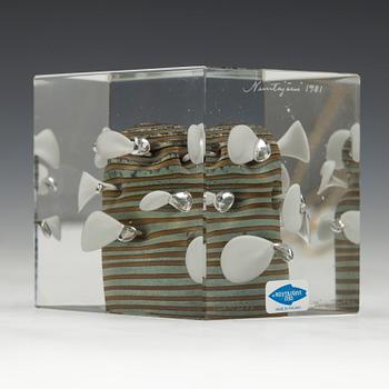 ÅRSKUB, glas, signerad Oiva Toikka, Nuutajärvi 1981, numrerad 1280/2000.