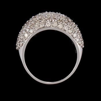 RING, 18k vitguld med 123 briljantslipade diamanter, totalt 2.92 ct. Vikt 11 g.