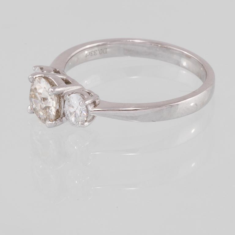 RING, 18k vitguld med en äldre briljantslipad samt 2 ovalslipade diamanter totalt 1.35 ct. Vikt 3,2 g.