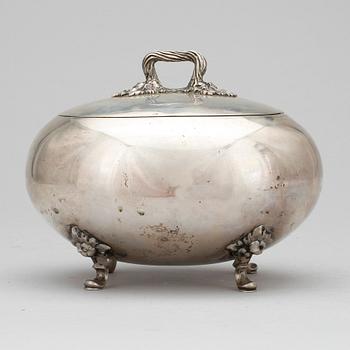 SOCKERSKRIN, silver, otydliga stämplar, Europa, troligen 1800-talets andra hälft. Vikt ca 364 gram.