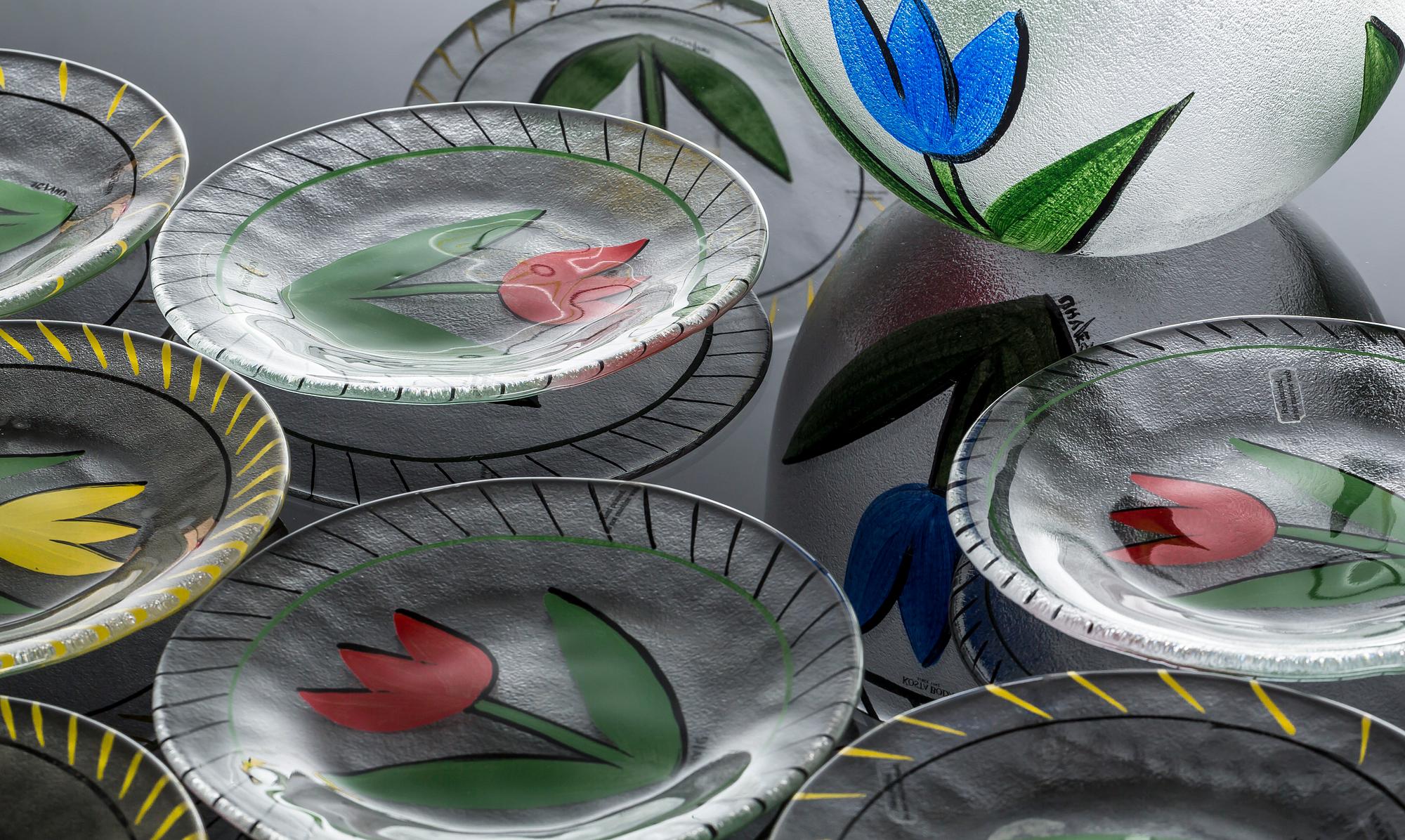 ASSIETTER, 11 st, samt SKÅL, "Tulipa", Ulrica Hydman-Vallien, Kosta Boda.