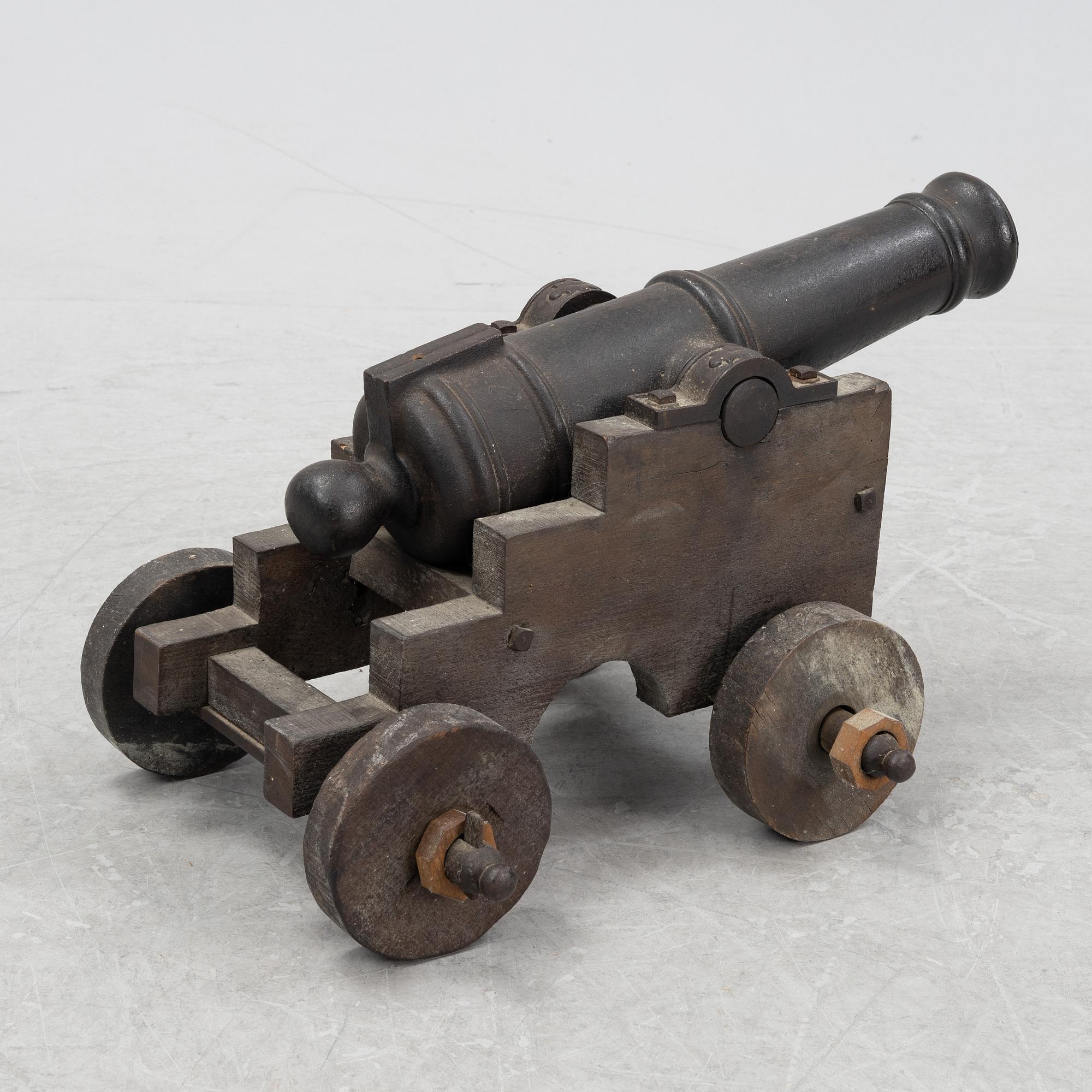 Salut- eller signalkanon, 1800-tal, av järn, i senare rullåda.