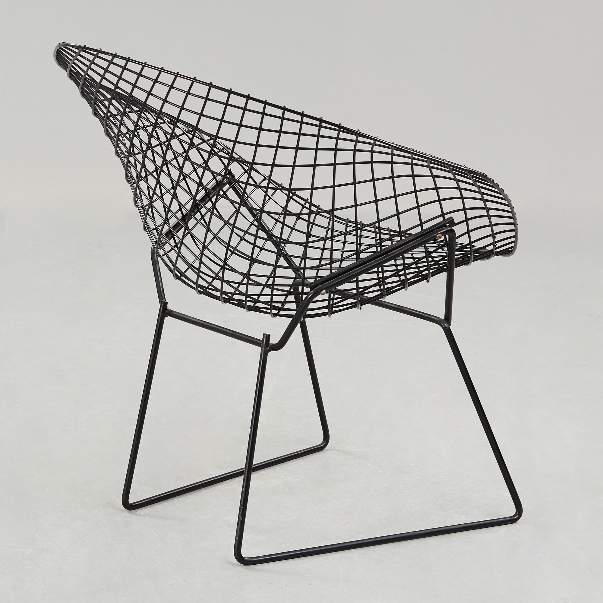 An easy chair "Diamond Chair" by Harry Bertoia.