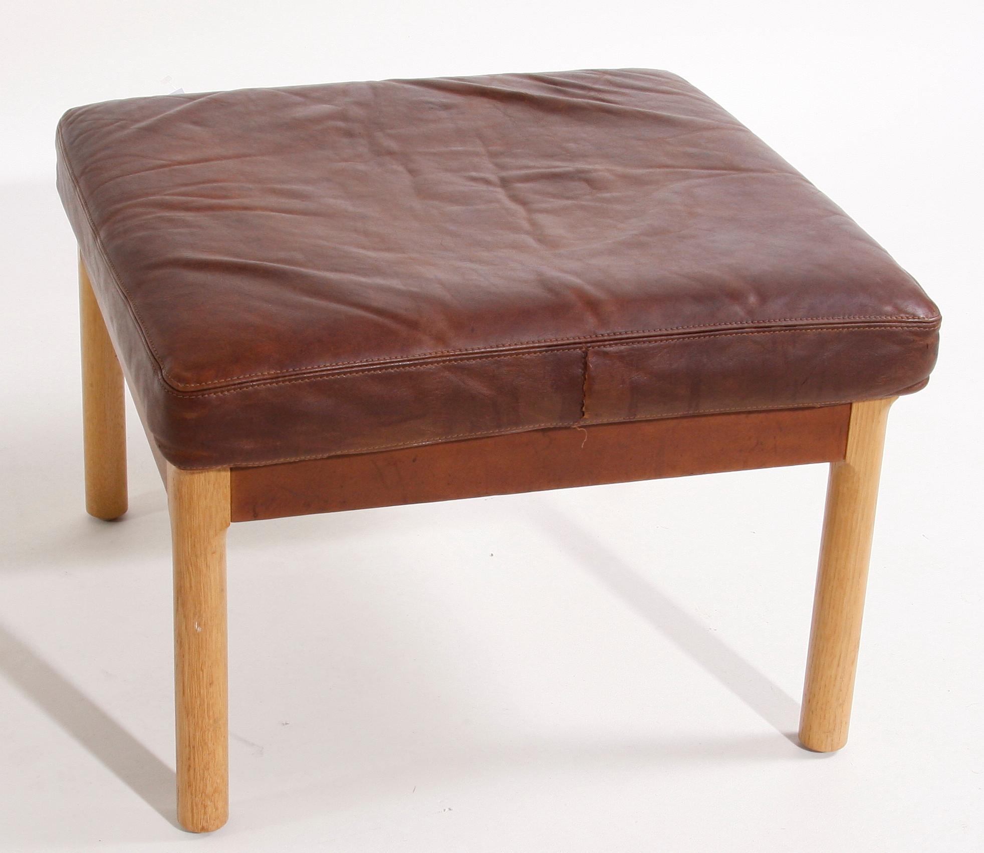 ÖRONLAPPSFÅTÖLJ med PALL, Fritz Hansen, Danmark.