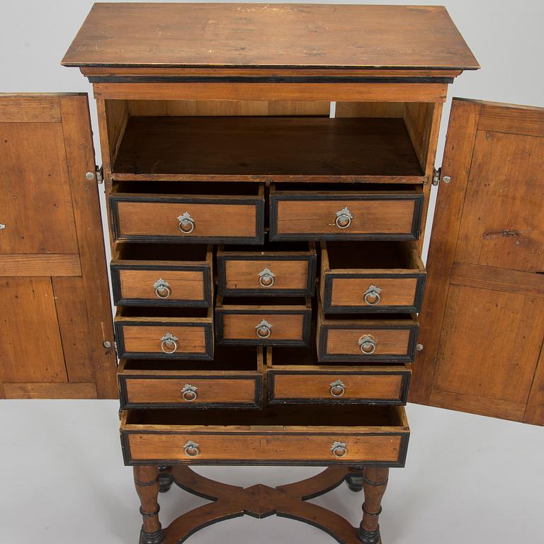 Kaappi/kabinettikaappi, barokkityyli, 1800/1900-luku.