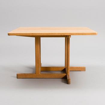 BØRGE MOGENSEN, A SET OF FOUR CHAIRS AND A TABLE. Spanish Chair. Labeled Fredericia Stolefabrik, Denmark.