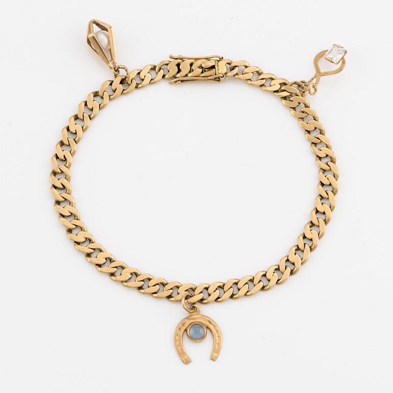 Armband, 18K guld, med tre berlocker.