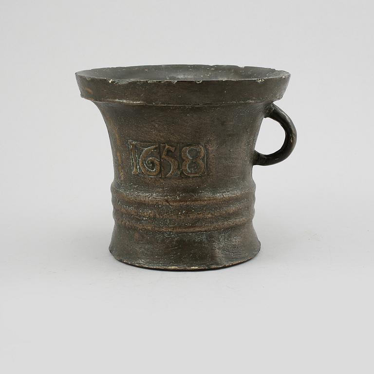 MORTEL, mässing, daterad 1658.