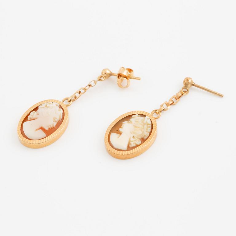 Two pairs of earrings and a ring, 18K gold and shell cameo.