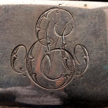 SALTKAR, 2 st, Ryssland, S:t Petersburg och Tyskland, sekelskiftet 1800/1900. STRÖARE, 2 st, silver. Vikt tot. 79 g.