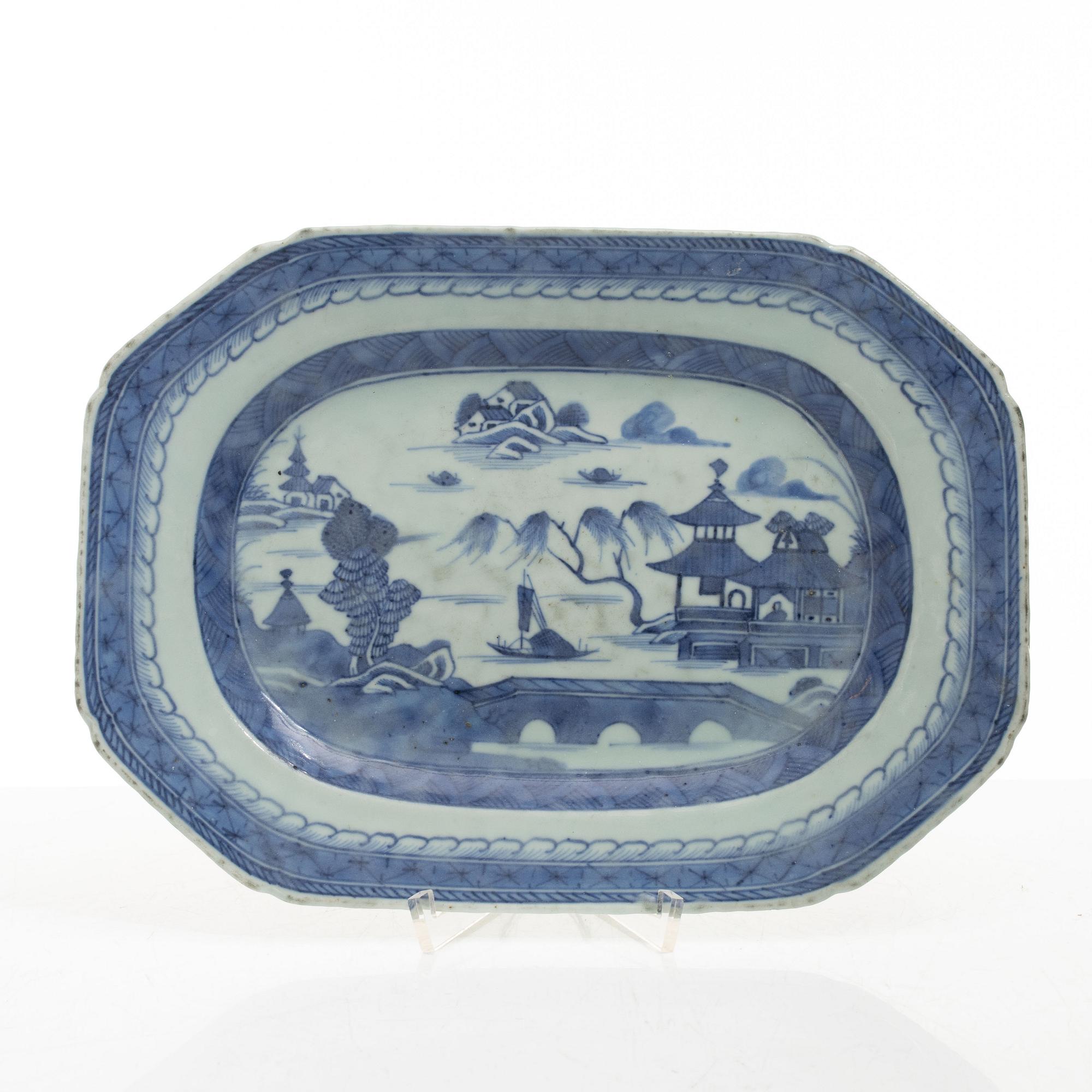 Stekfat, 5 st, kompaniporslin, Qingdynastin, Kina, 1700/1800-tal samt ask med lock och vas, Kina, 1900-tal.