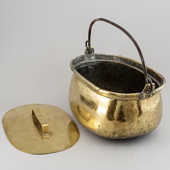 A brass lidded pan, 18th/19th century.