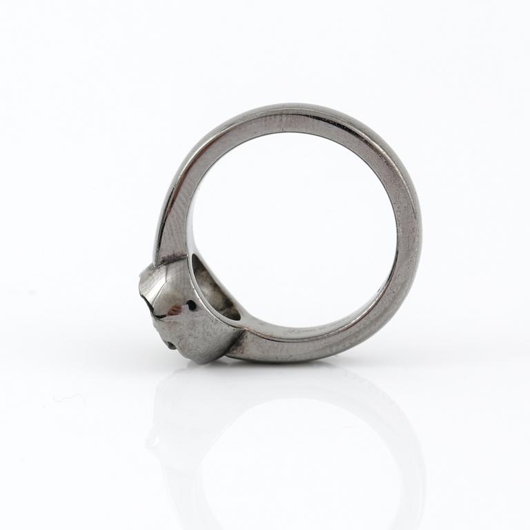 RING, Damiani och Sharon Stone kollektion "Maji", Italien. Oxiderat silver med en oslipad svart diamant.