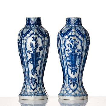 A pair of blue and white vases, Qing dynasty, Kangxi (1662-1722).