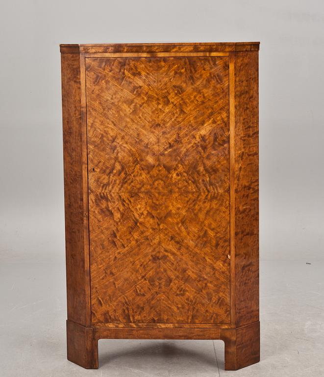 HÖRNSKÅP, 1900-talets början.