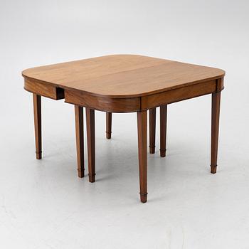 A dining table, England, 19th century.