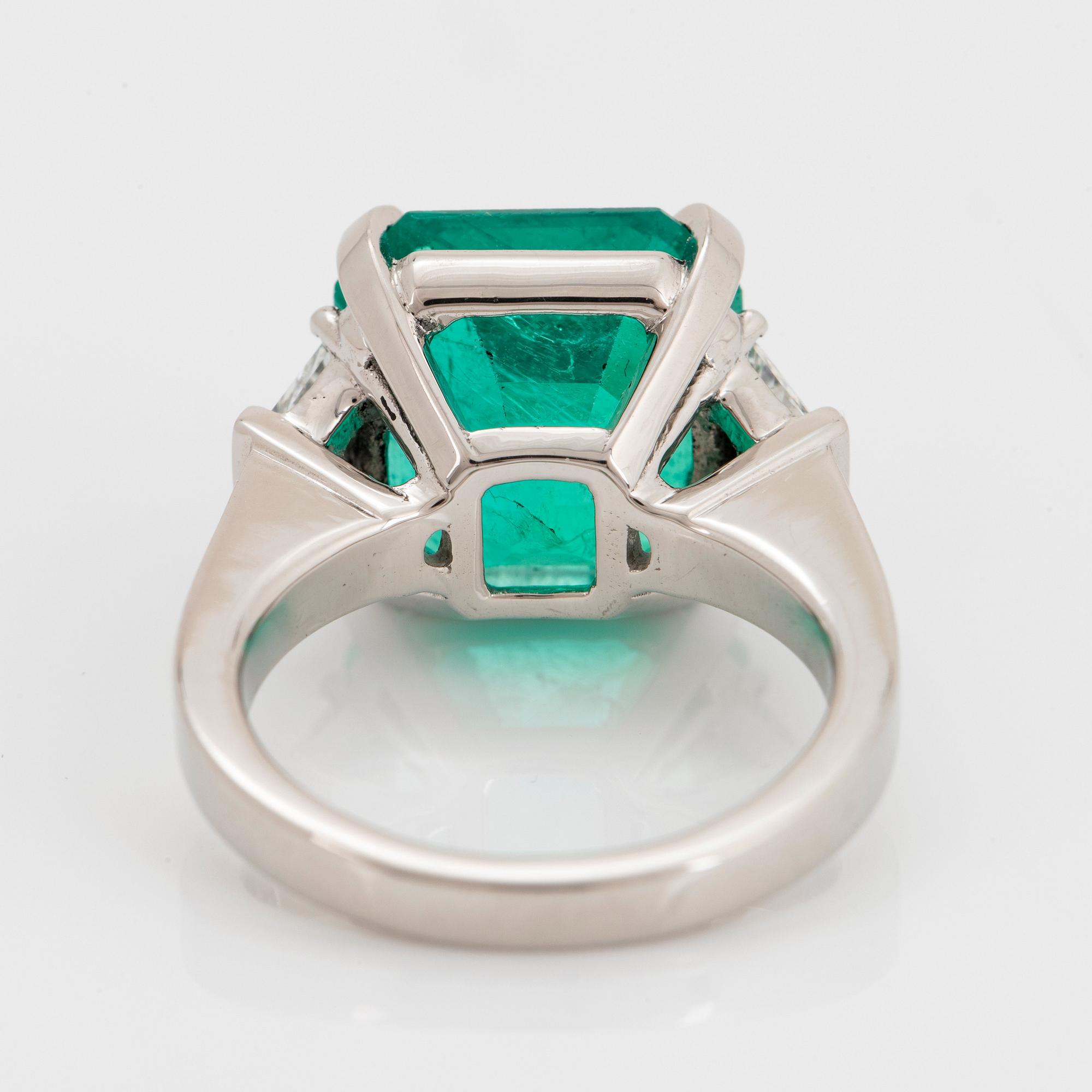 Ring platina med en fasettslipad colombiansk smaragd vikt ca 10.40 ct.