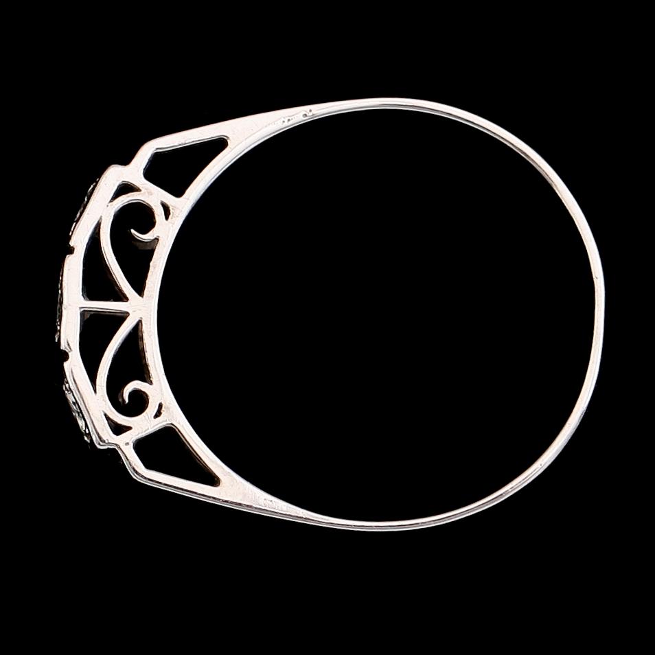 RING, 18 k guld och briljantslipade diamanter, svenska stämplar 1960. Total vikt 3 g.