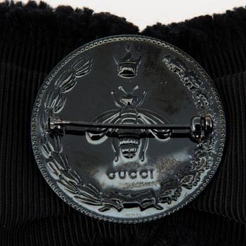 CHANEL JA GUCCI, kolme rintakorua.