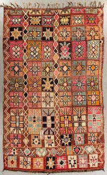 A rug semi-antique North africa, ca 275 x 185 cm.