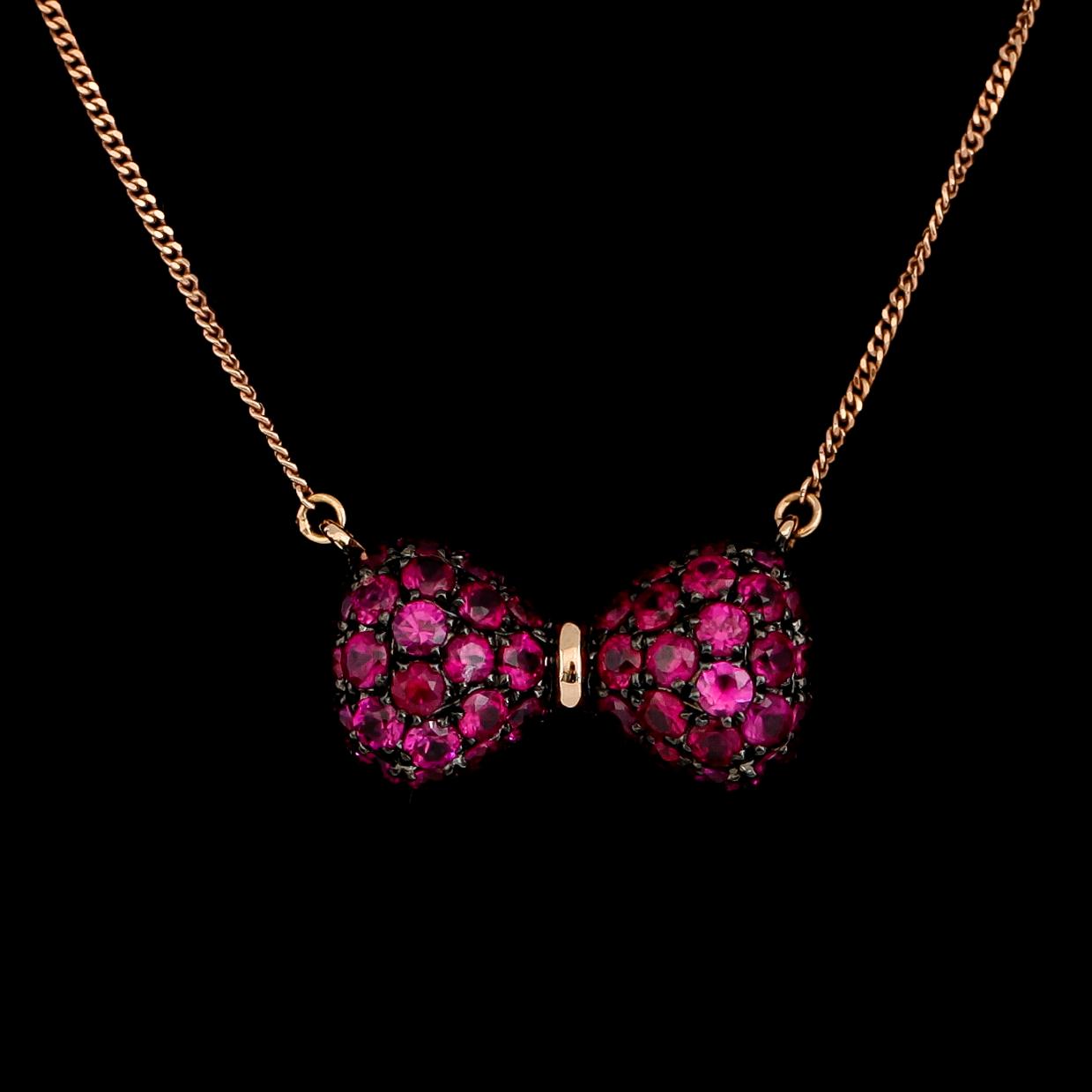 HALSBAND, 18K roséguld, rubiner tot ca 1.25 ct.