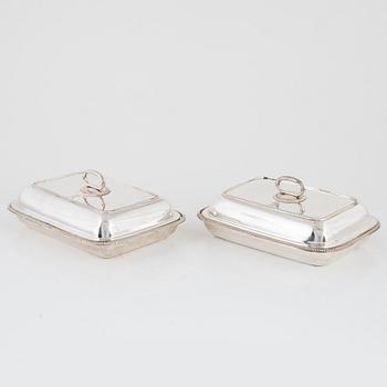 A pair of silver plated serving dishes with covers, first half of the 20th Century.
