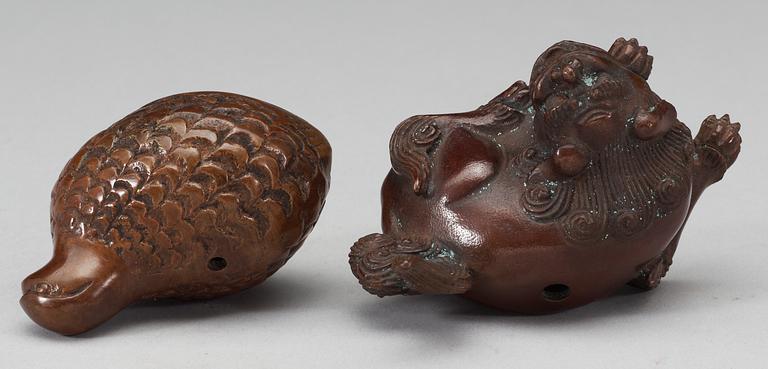 A set of two japanese bronze water-droppers, Meiji (1868-1912).