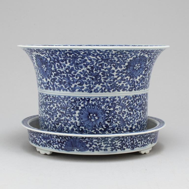 A blue and white pot with dish, Qing dynasty, 19th century,.