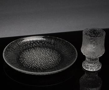 TAPIO WIRKKALA,  glas samt tallrikar, 12+12 st "Ultima Thule", Iittala. Formgiven 1968.