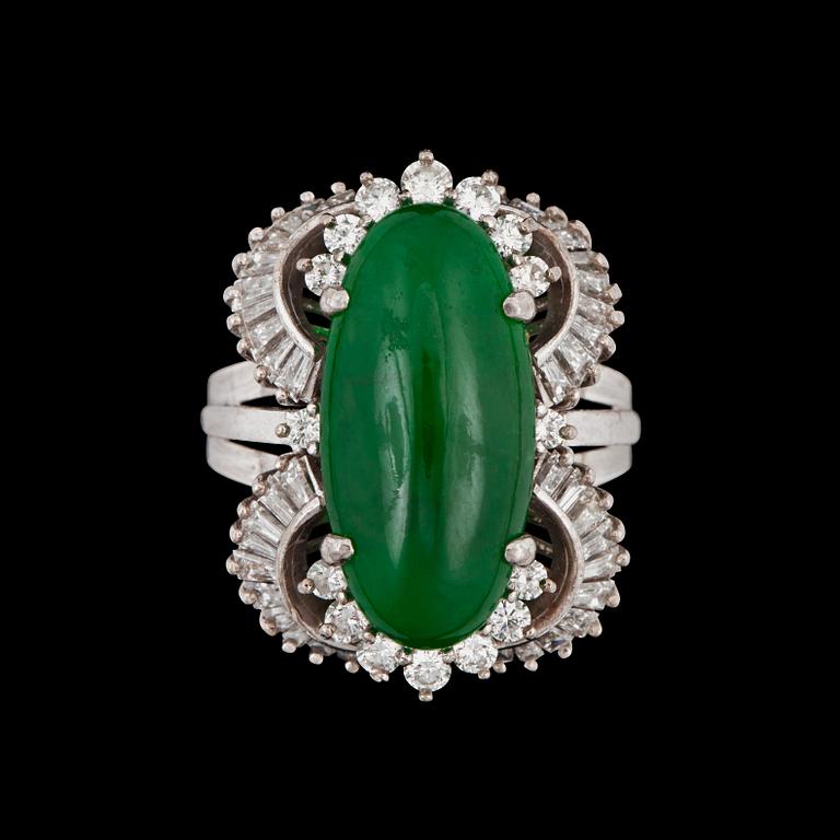 RING med cabochonslipad jade samt olikslipade diamanter totalt ca 1.00 ct.