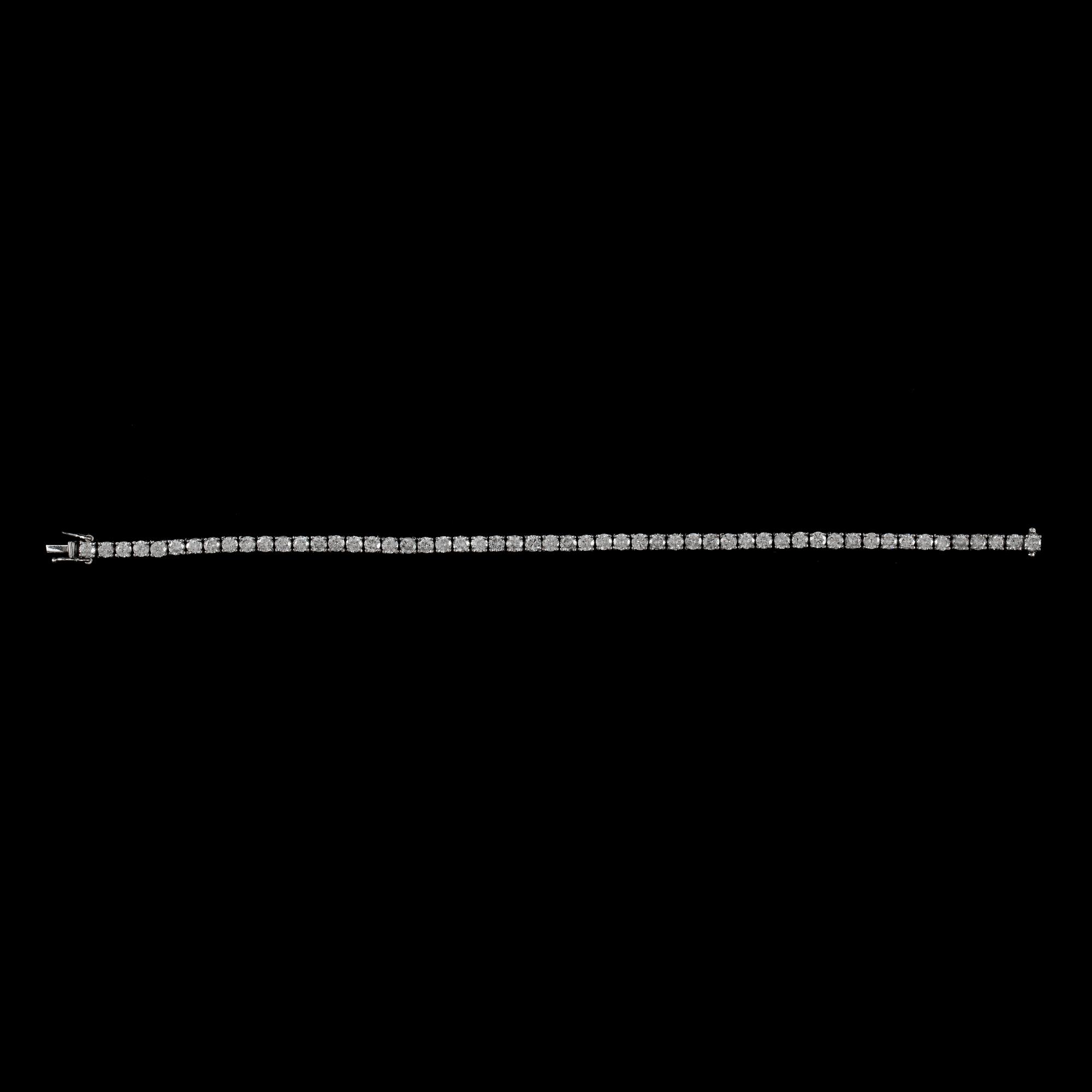 ARMBAND, 18k vitguld med ca 54 briljantslipade diamanter tot ca 5,67 ct. Vikt ca 12 gram.