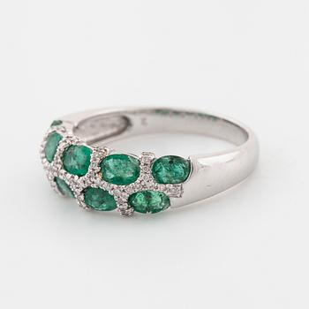 RING, med smaragder totalt ca 1.55 ct samt briljantslipade diamanter totalt ca 0.15 ct.