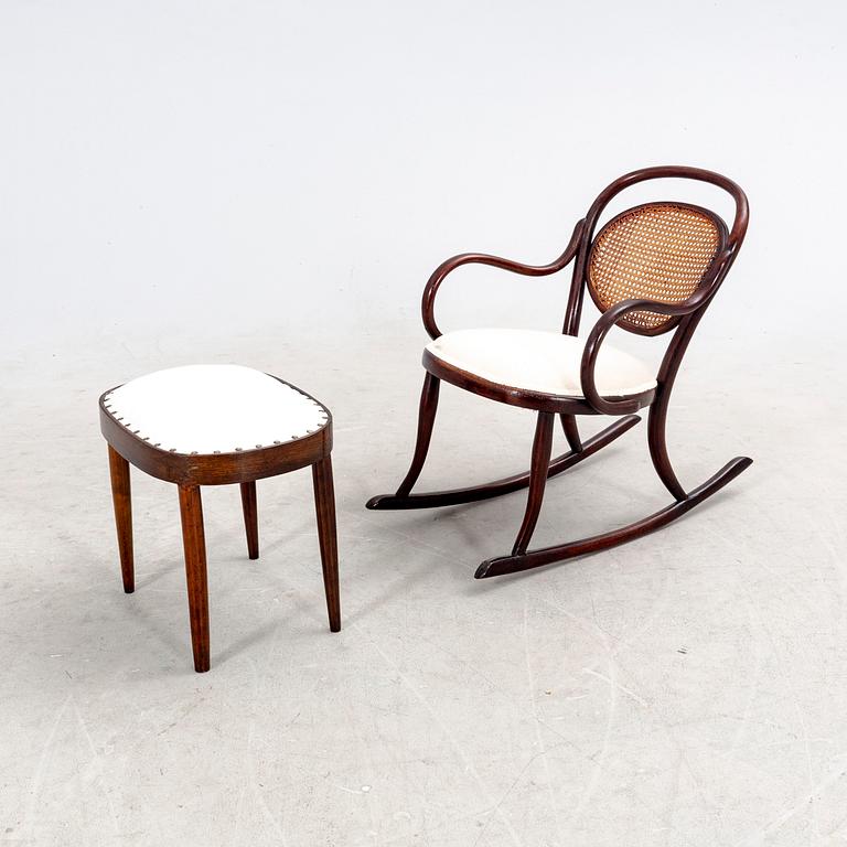 Barngungstol av Thonet samt pall, 1900-talets första hälft.