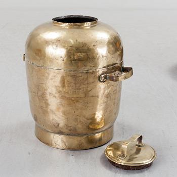 AN 18TH CENTURY WATER BRASS CONTAINER.