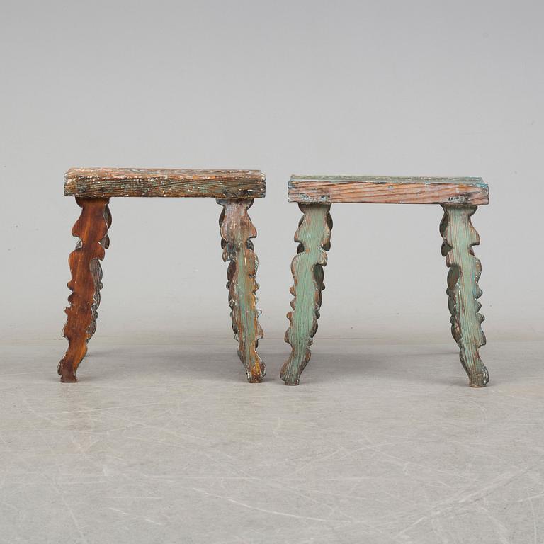 PALLAR, två stycken, allmoge, furu, 1800-tal.