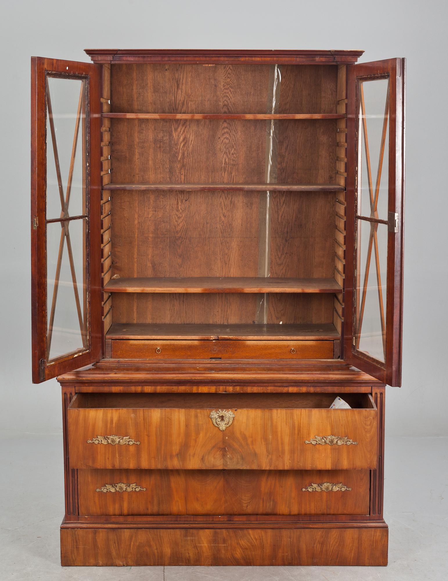 BOKSKÅP, biedermeier, 1800-talets början.