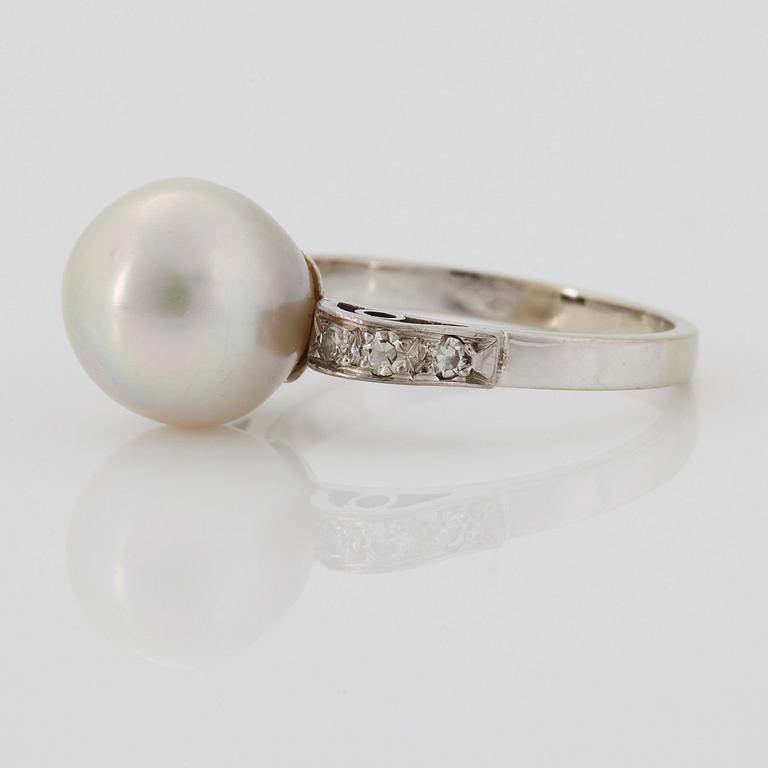 An 18K white gold ring set with a pearl and eight-cut diamonds.