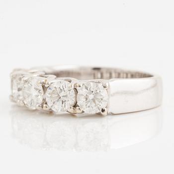 Ring, 18K white gold with five brilliant-cut diamonds.