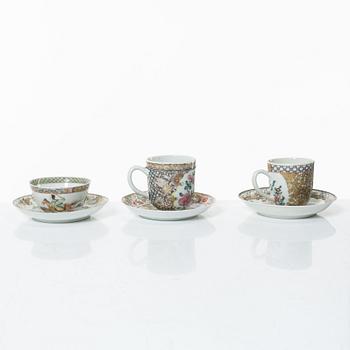 Koppar med fat, tre stycken, porslin, Kina, Qingdynastin, 1700-tal.