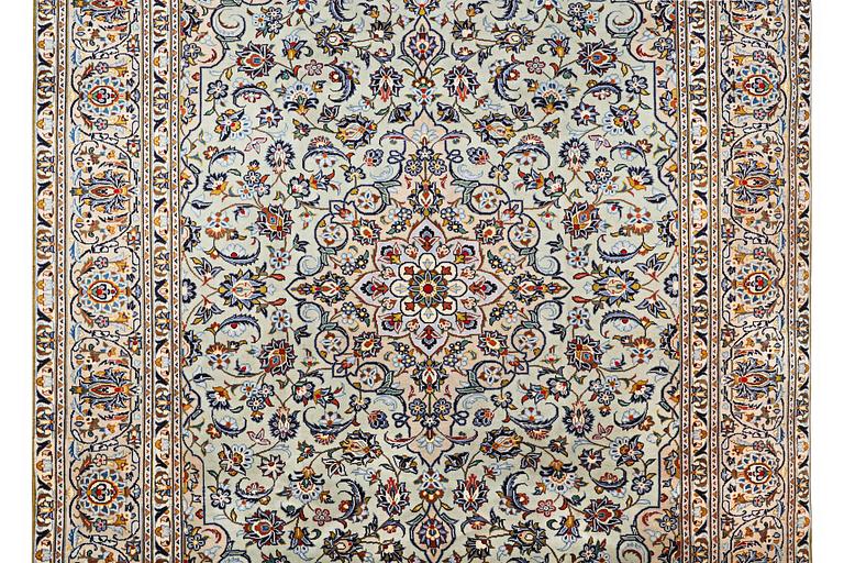 A Kashan carpet, c. 350 x 249 cm.