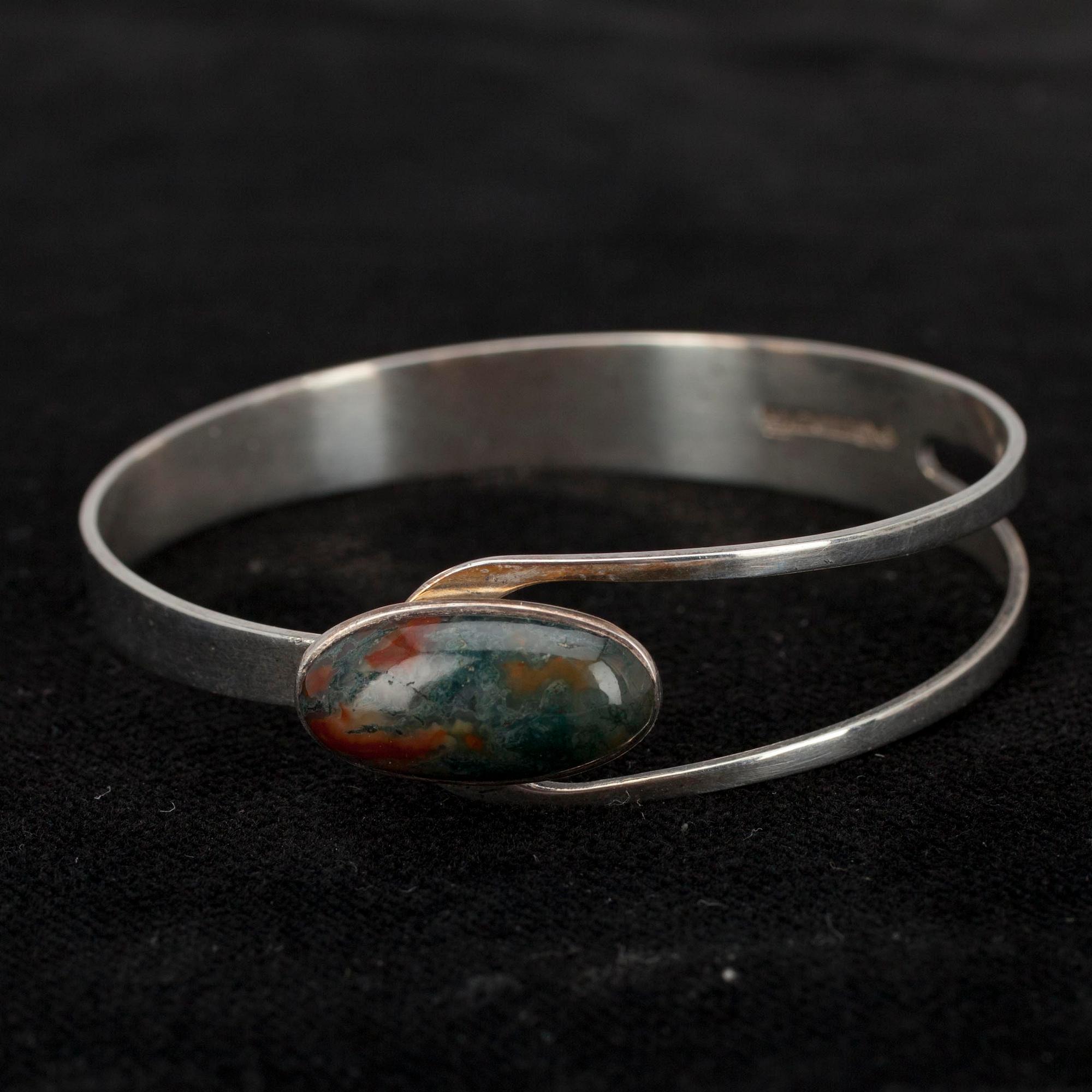 ARMRING, silver samt grön sten, Erik Granit, Helsingfors 1960. Tot. vikt ca 17 gr.