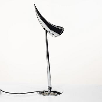 Philippe Starck, Bordslampa "Ara" av förkromad metall. Flos, Etikettmärkt.