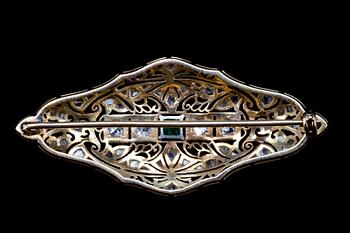 BROSCH, 18 k guld -vitguld med briljantslipade diamanter ca 0,60 ct samt smaragd. Vikt ca 8,5 g.