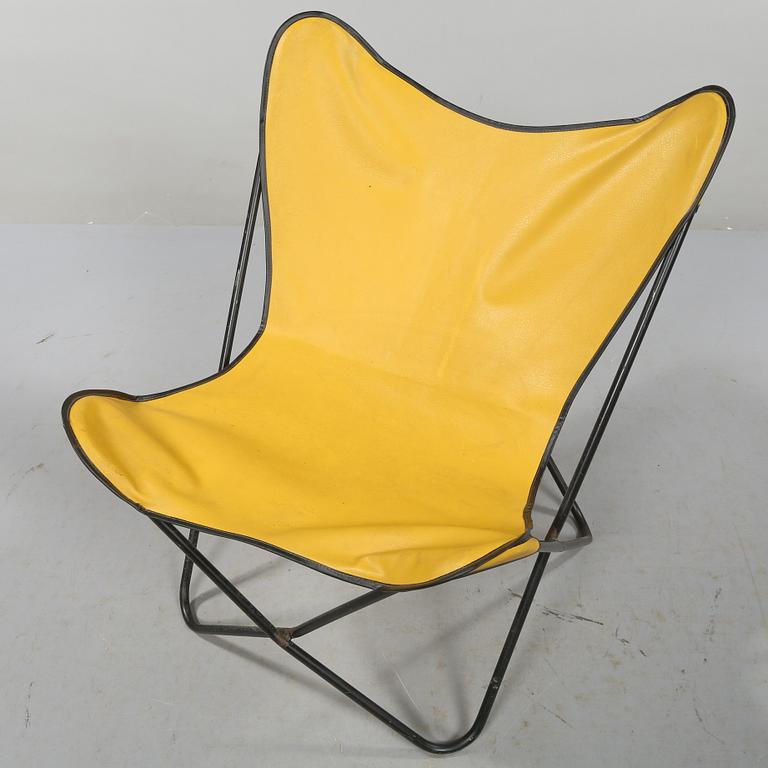 FÅTÖLJ, sk fladdermusfåtölj, omkring 1900-talets mitt.