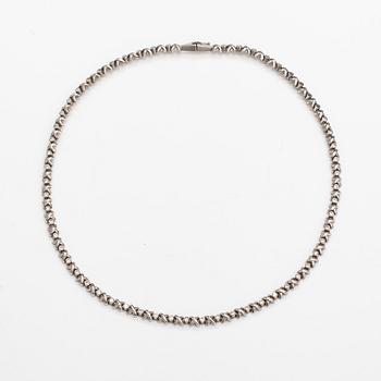 Kaulakoru, 18K valkokultaa ja timantteja n. 1.11 ct yht.