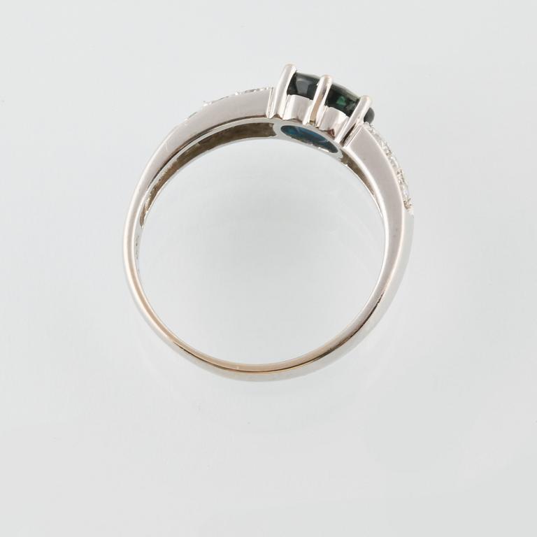 RING, 18K vitguld med ovalslipad blå safir 1.50 ct samt 12 briljantslipade diamanter 0.27 ct, importstämplad. Vikt 3,5 g.