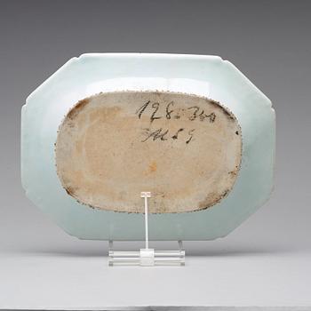 STEKFAT, porslin. Qingdynastin, Qianlong (1736-95).