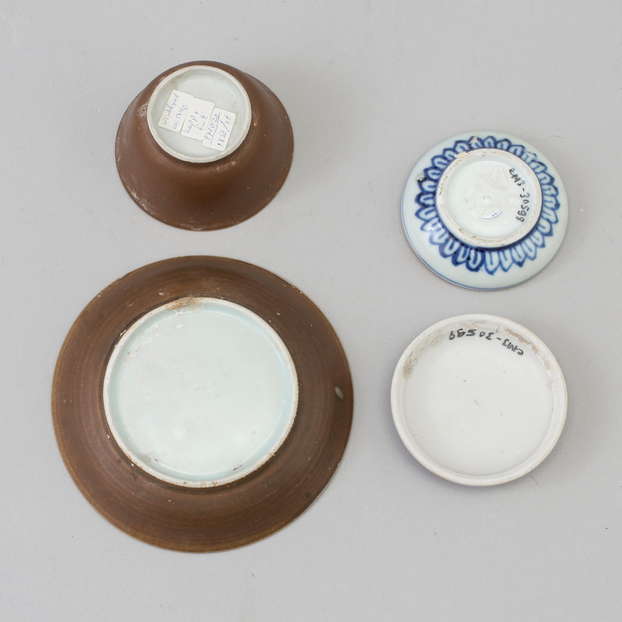 A blue and white box with cover and a tea cup with stand, Qing dynasty, 18th Century.