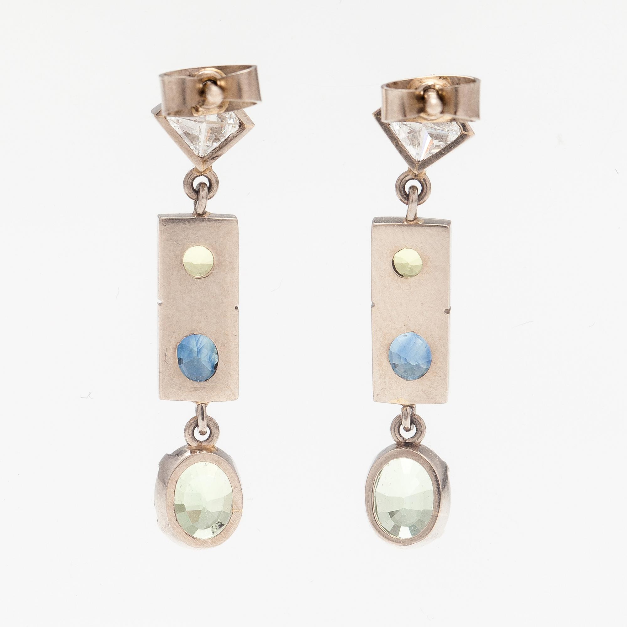 A pair of 14K white gold earrings with diamonds ca. 0.78 ct in total, sapphires and chrysoberylles.